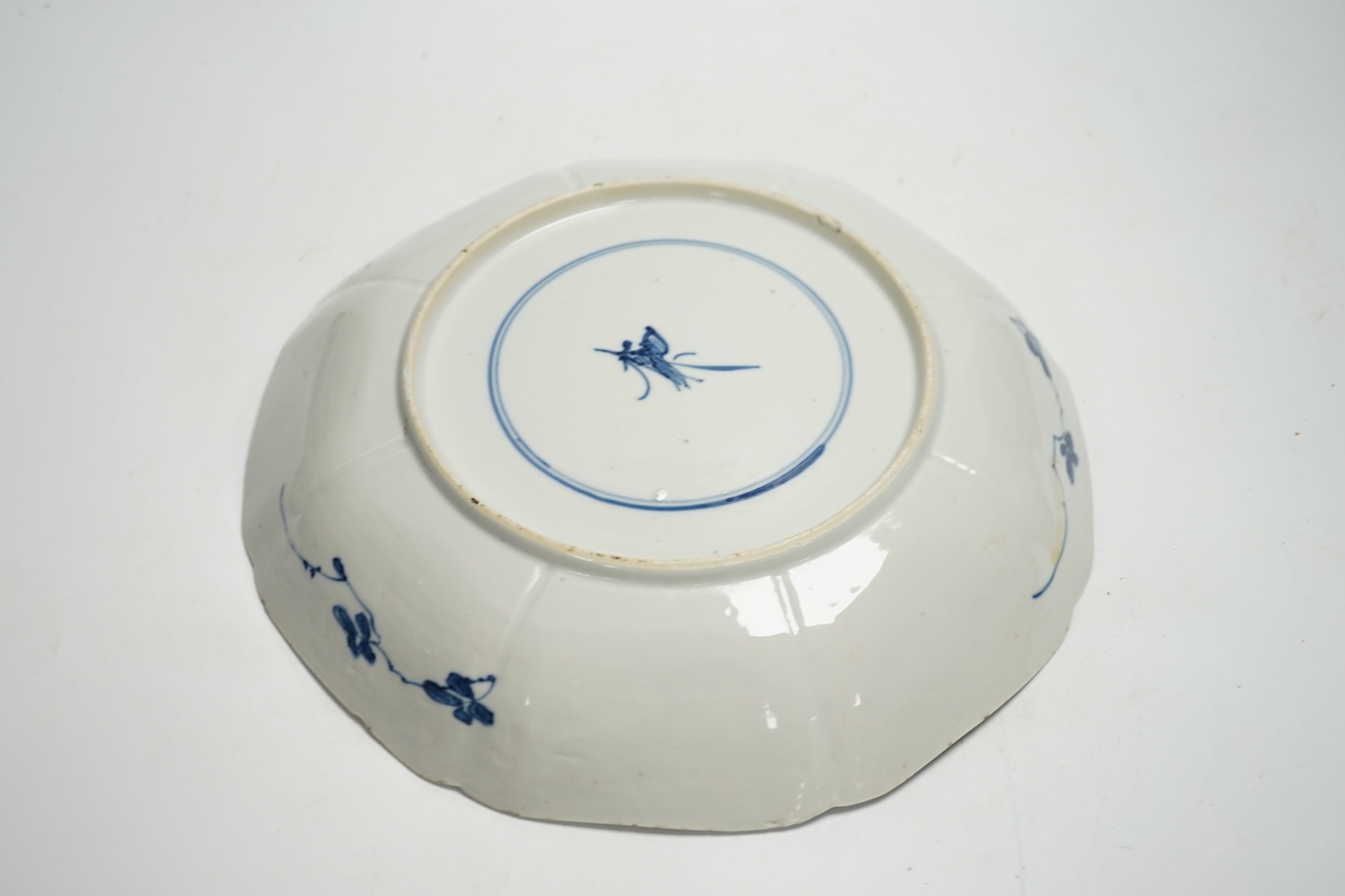 A Chinese blue and white octagonal dish, Kangxi period, 27cm